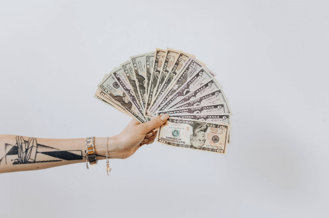 Woman-holding-payday-loan-cash