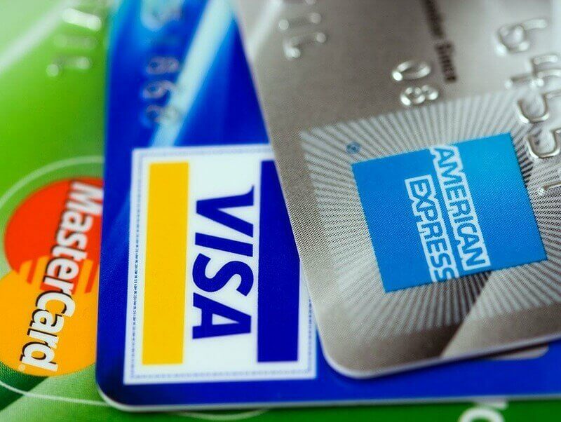 using-a-credit-card-for-holiday-shopping